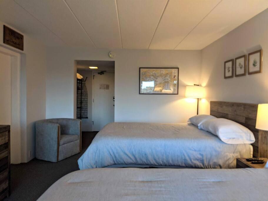 Cute Lower Level Cedar Lodge Room With Balcony & Lake Views! لاكونيا المظهر الخارجي الصورة
