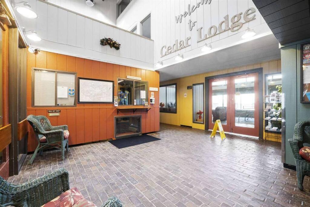 Cute Lower Level Cedar Lodge Room With Balcony & Lake Views! لاكونيا المظهر الخارجي الصورة